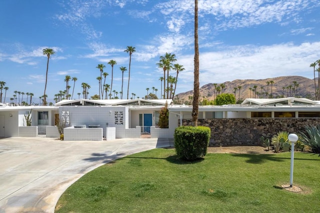 view of home's community featuring a yard and a mountain view