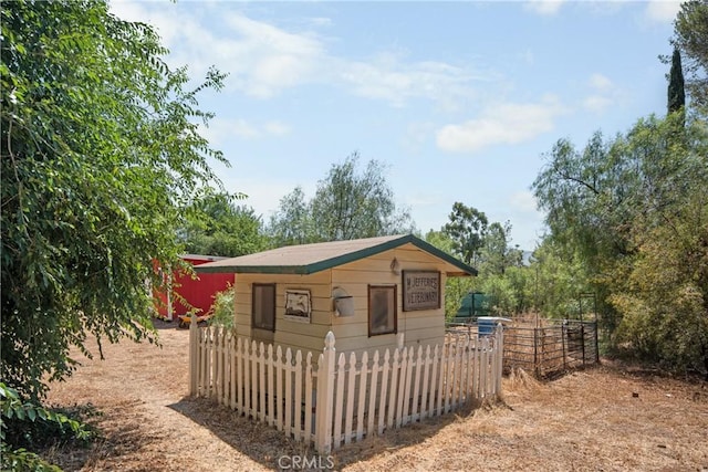 view of front of property with an outbuilding