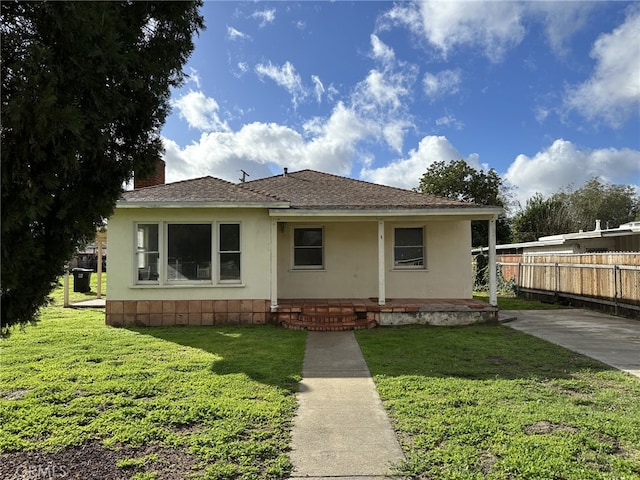 view of front facade featuring a front yard