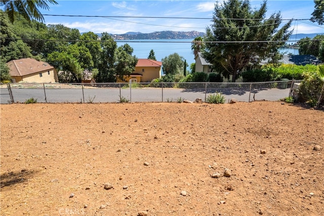 view of yard featuring a mountain view