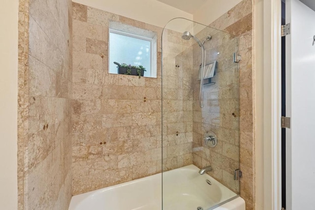 bathroom featuring tiled shower / bath