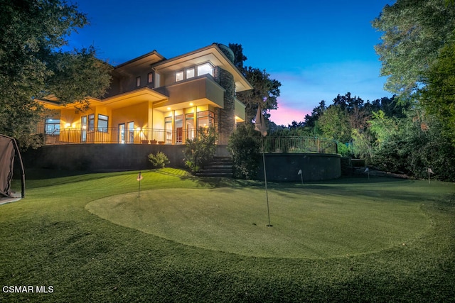 view of yard at dusk