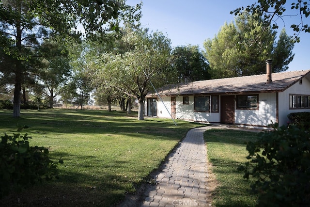 view of front of home featuring a front yard