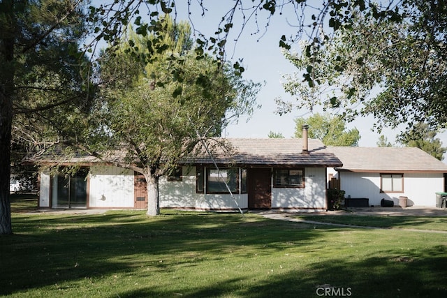 view of front of home featuring a front lawn