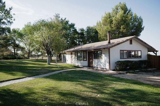 ranch-style house featuring a front lawn