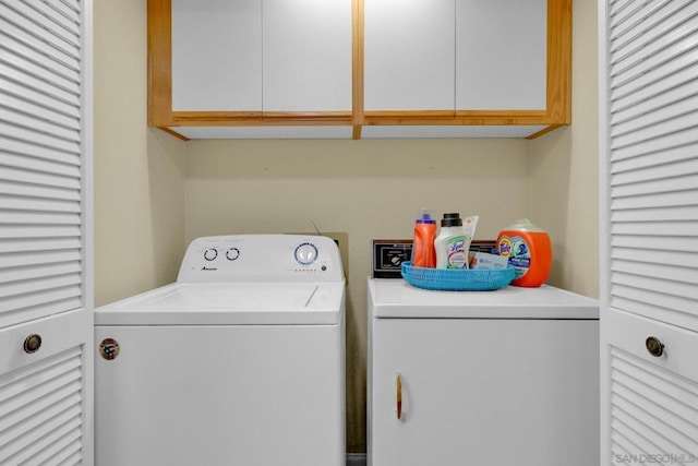 washroom featuring cabinets and washing machine and dryer