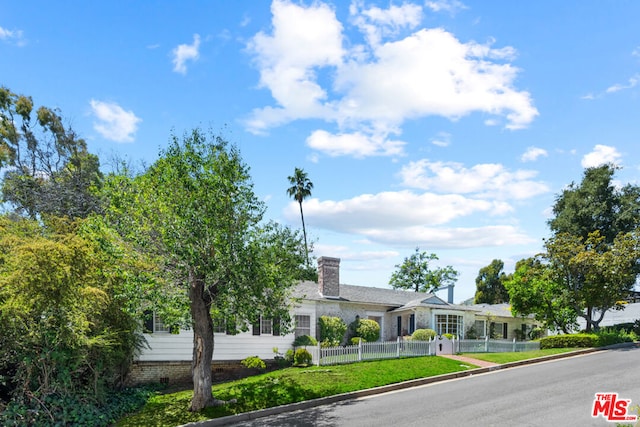 ranch-style home featuring a front lawn