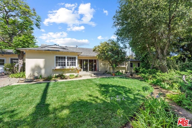 view of front of property featuring a front lawn