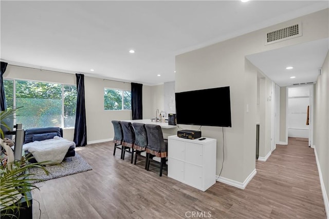 living room with visible vents, recessed lighting, baseboards, and wood finished floors