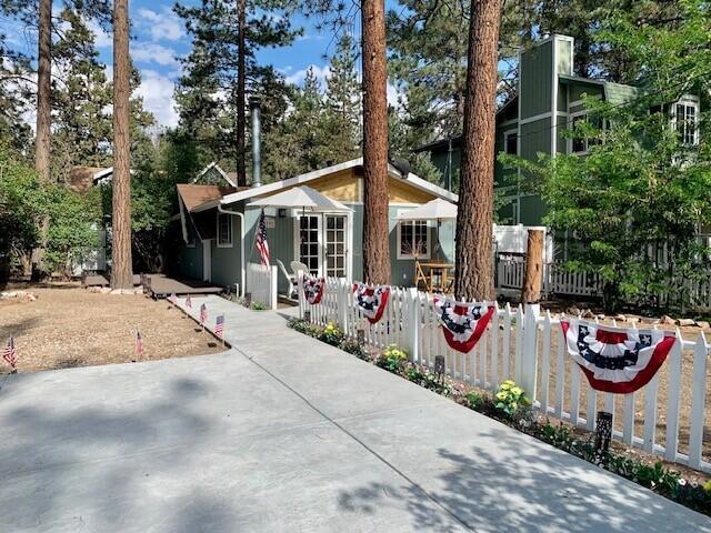 view of front of property