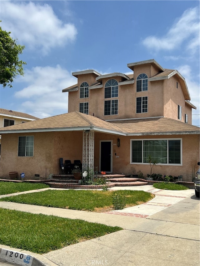 view of front of house featuring a front yard