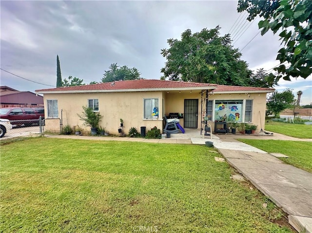 ranch-style house featuring a front lawn