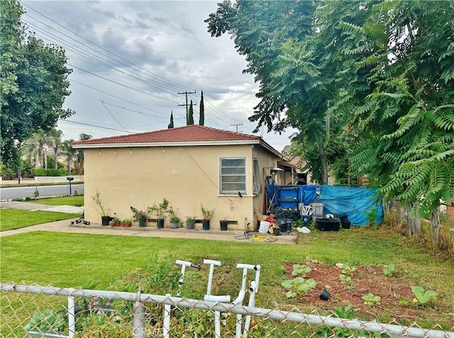 view of side of property featuring a lawn