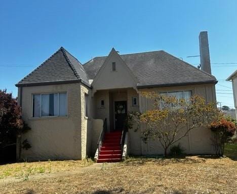 view of front of house with a front yard