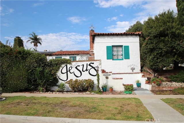 view of front of property with a front lawn