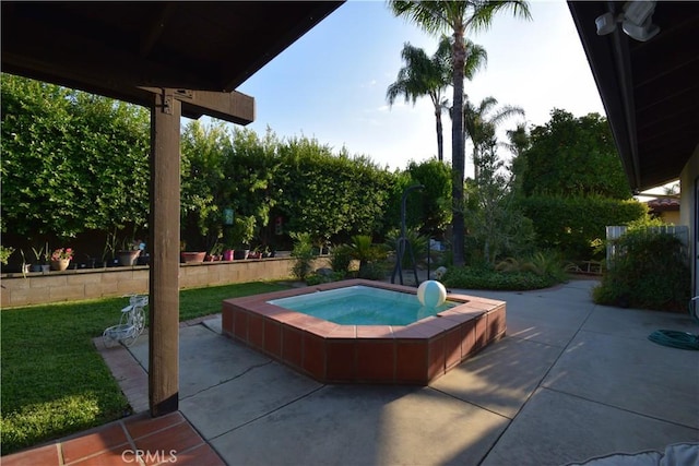 view of pool featuring a patio area, a yard, and an in ground hot tub