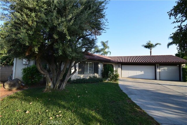 view of front facade featuring a front yard and a garage