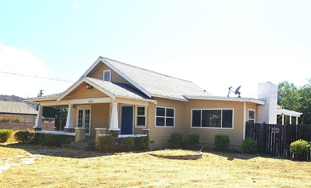 view of front of property featuring a front lawn and covered porch