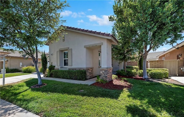 view of front of house featuring a front lawn