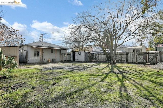 view of yard with a storage shed