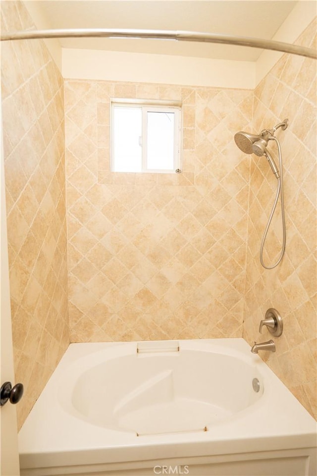 bathroom featuring tiled shower / bath combo