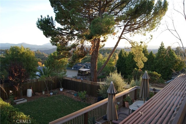 view of yard featuring a mountain view