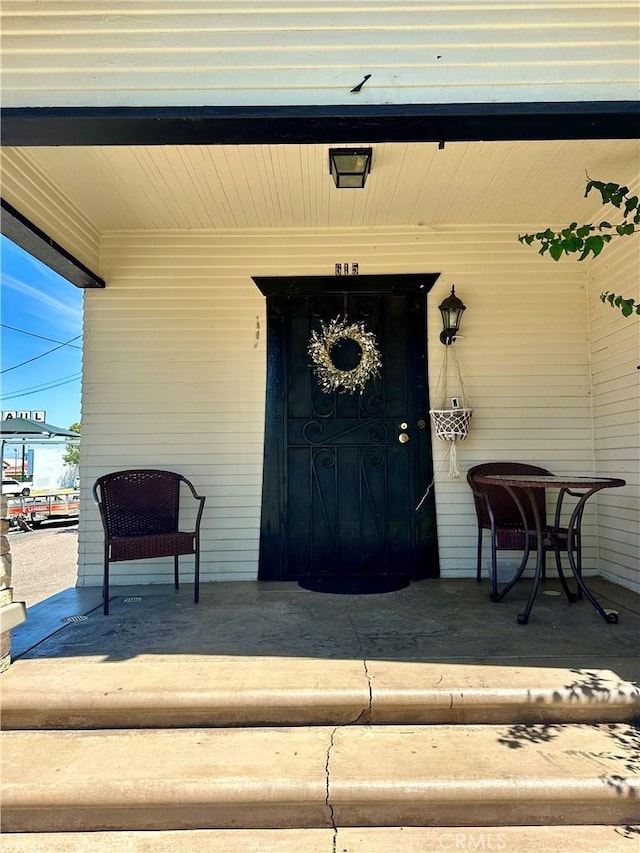 entrance to property featuring a porch