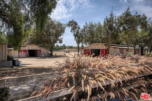 view of yard with an outbuilding