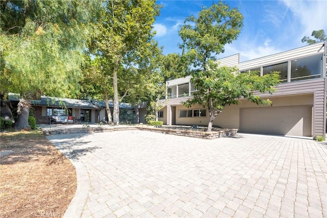 view of front facade featuring a garage