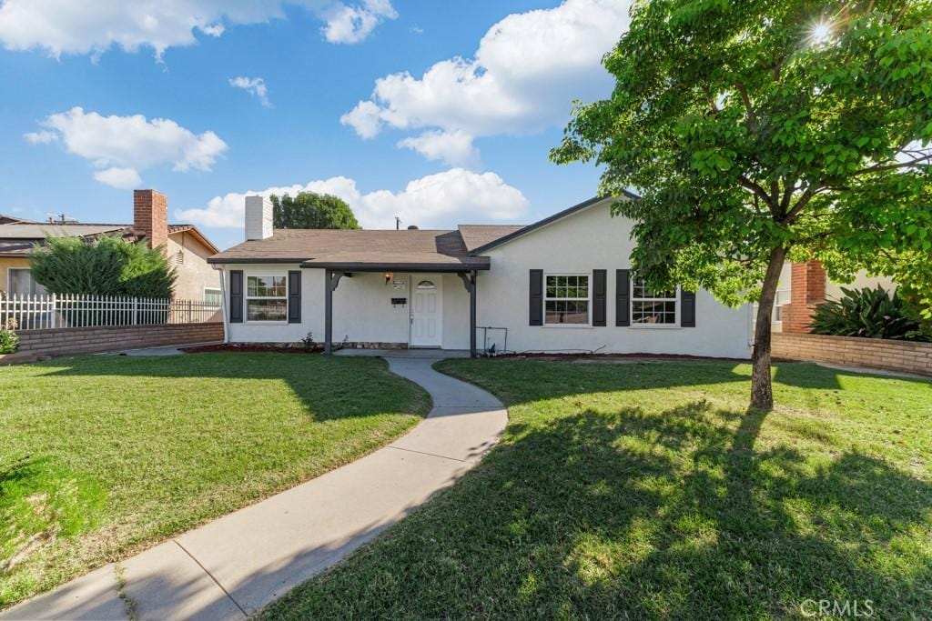 ranch-style home featuring a front yard