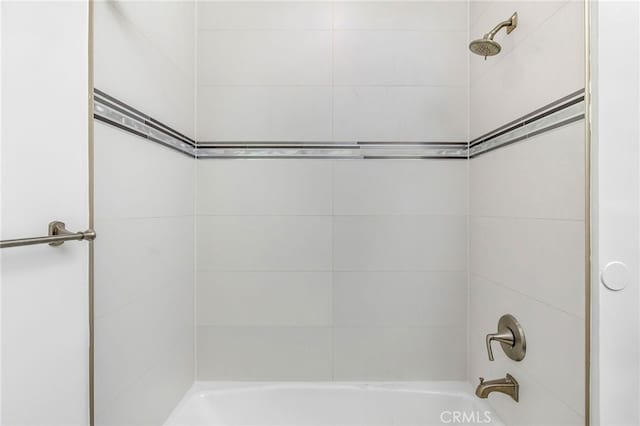 bathroom featuring tiled shower / bath