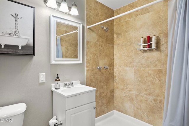 bathroom featuring a shower with shower curtain, vanity, and toilet