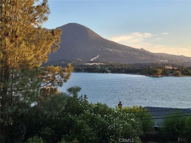 water view with a mountain view