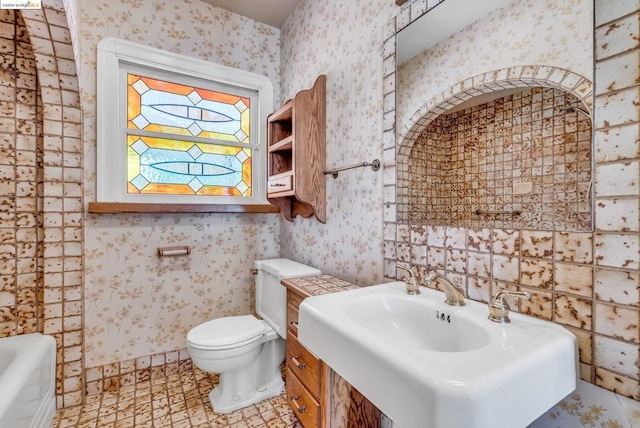 bathroom featuring a bathtub and toilet