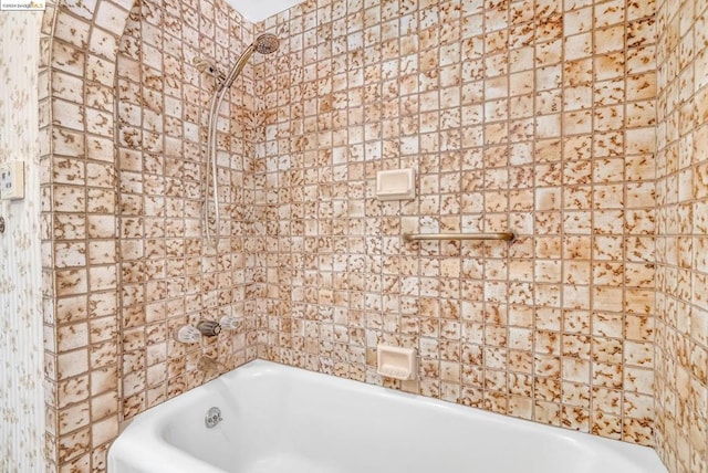 bathroom with tiled shower / bath