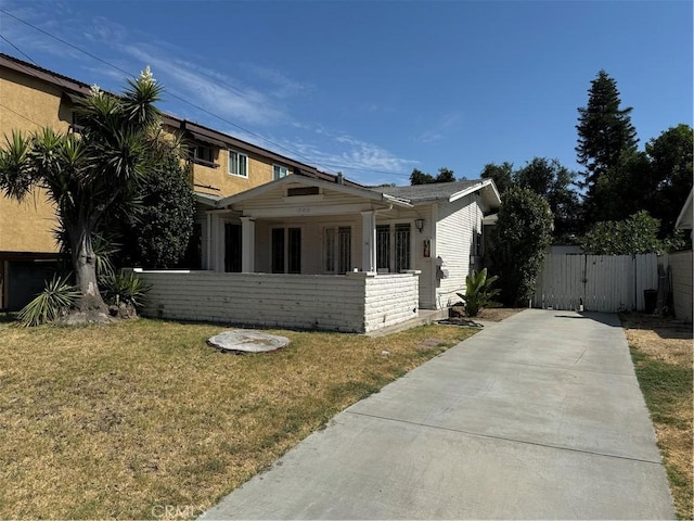 view of front of home with a front lawn