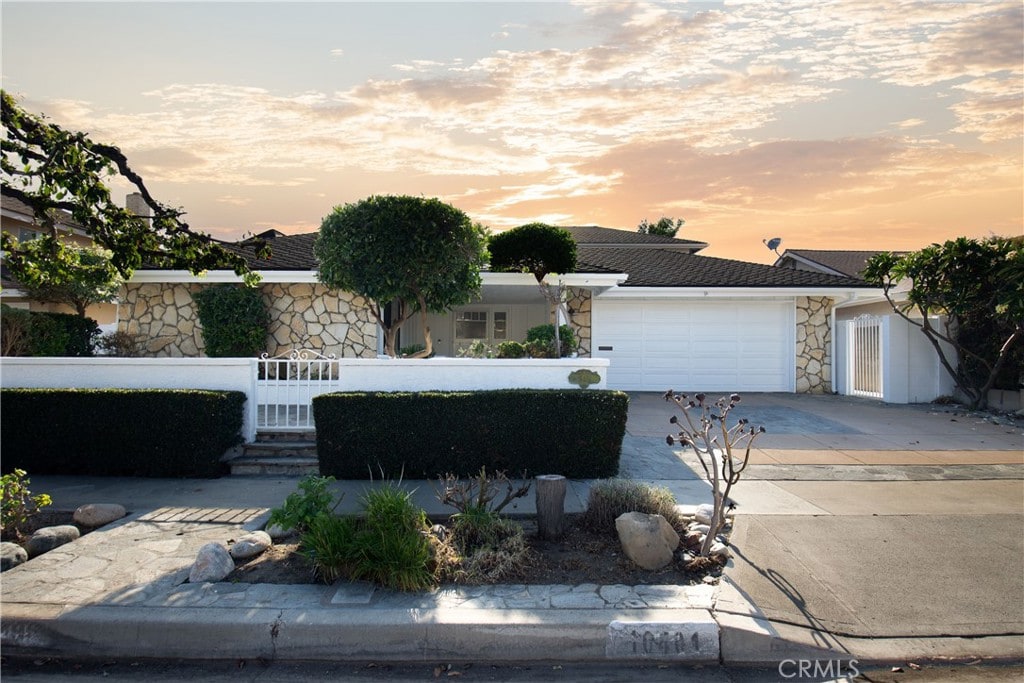 view of front facade featuring a garage