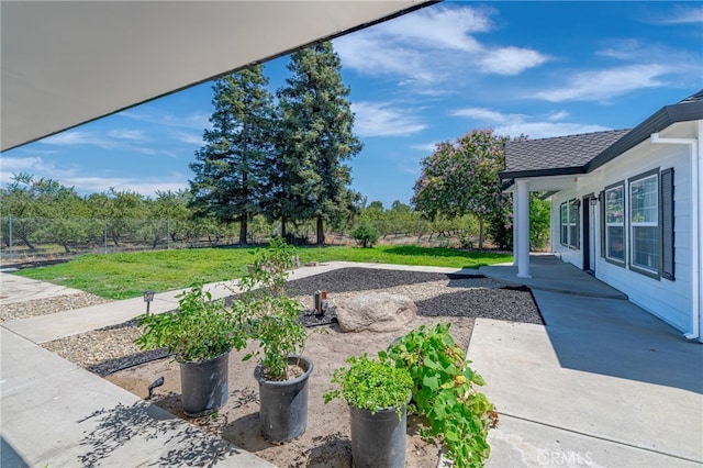 view of yard featuring a patio