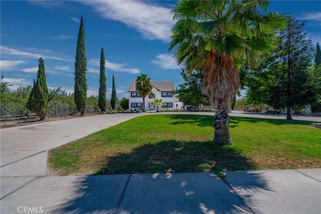 view of front of house featuring a front yard