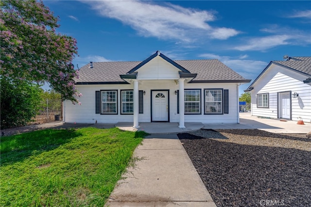 view of front of house featuring a front lawn