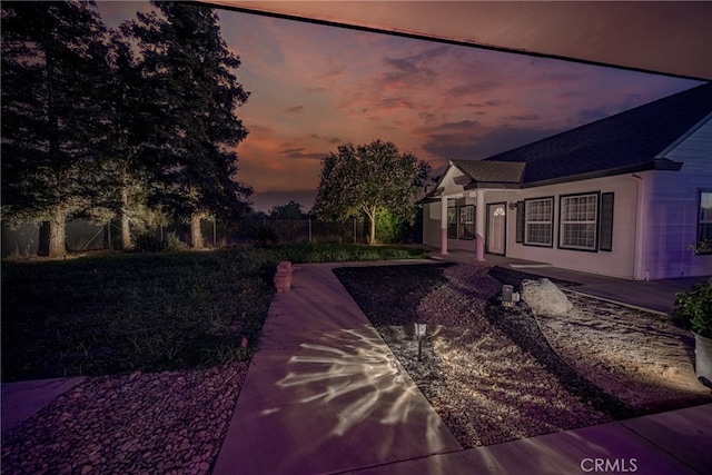 view of yard at dusk