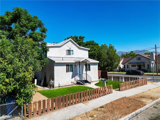 view of front of property featuring a front yard