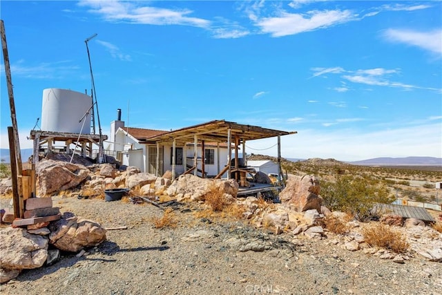 view of front of property featuring a mountain view