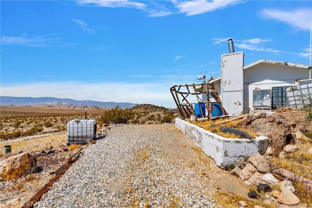 view of yard featuring a mountain view