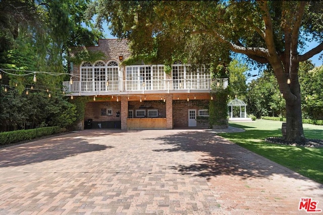 view of front of house featuring a front lawn