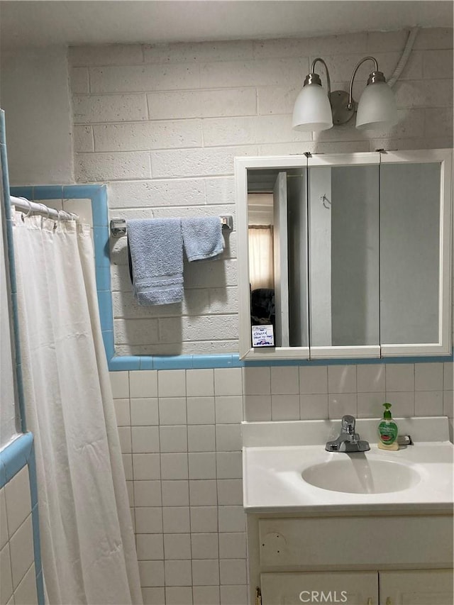 bathroom featuring a shower with curtain and vanity