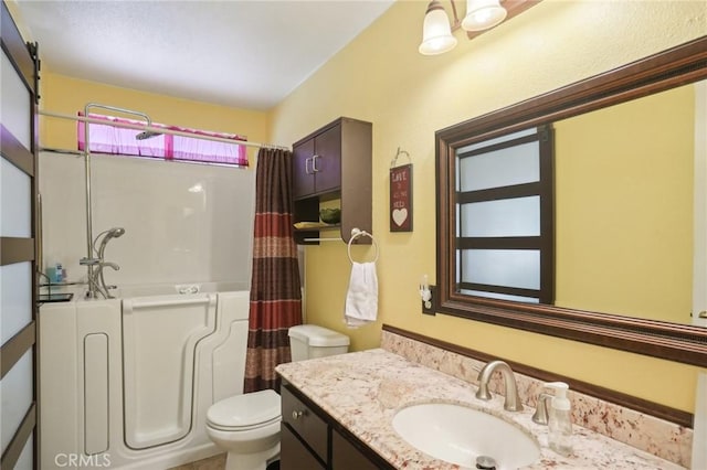 full bathroom featuring shower / tub combo with curtain, vanity, and toilet