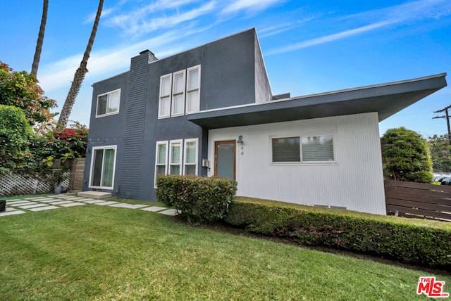 view of front of home featuring a front lawn