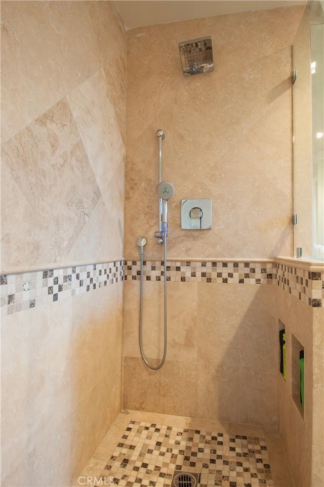 bathroom featuring tiled shower