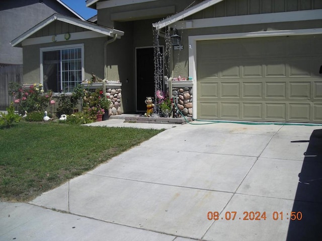 view of front of house featuring a garage and a front lawn